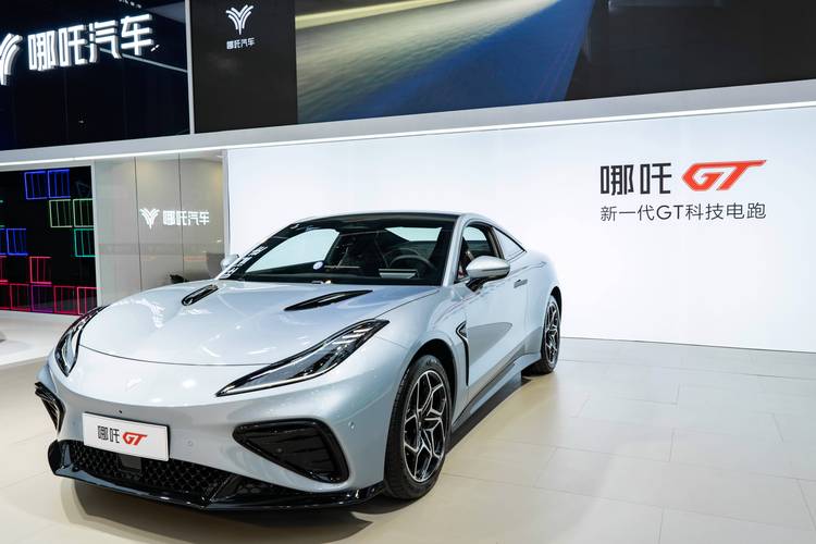 广州318哪吒汽车在智能汽车领域的表现，领途汽车在新能源汽车市场中的影响力